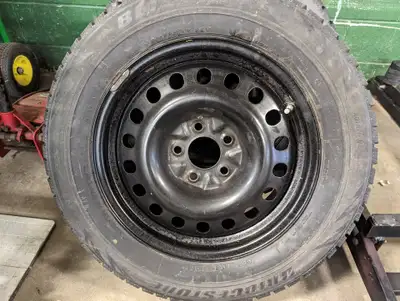 Bridgestone Blizzak WS70 Winter Tire and steel rim set of 4 Came off a 2017 Chev Equinox 215/65R17 t...