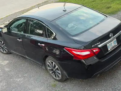 2016 nissan altima mint Comes with 4 new all season tires 4 new winter tires with air sensors, tires...