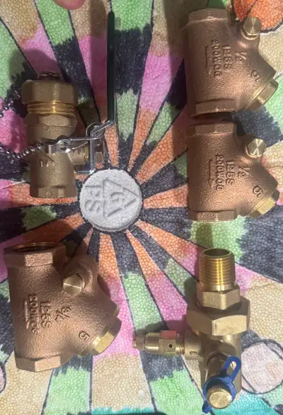 Assorted brass pipe valves, View more