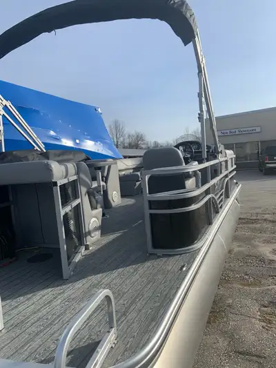 Experience superior comfort on the water with this exceptional 2021 Lowe SS 210 V pontoon boat, whic...