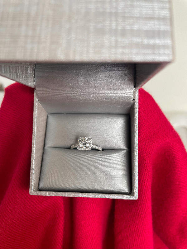 Diamond engagement ring in Jewellery & Watches in Oakville / Halton Region - Image 2