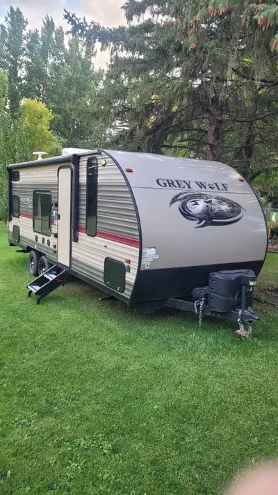 Rear Double Bunks, Propane Fridge / Freezer, Stove, Microwave, Elec Awning. Outside Shower, Rear Car...