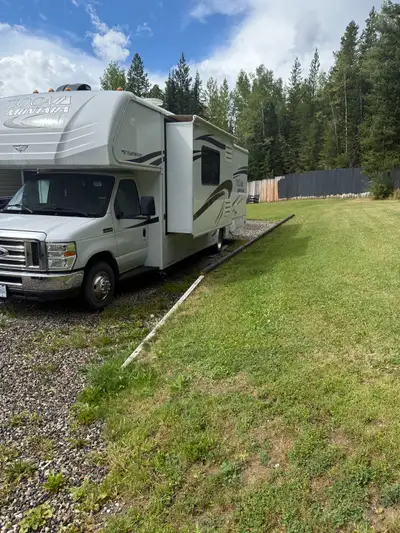 2013 Fleetwood Tioga monterra 31M has 4000 watt generator power awning excellent condition new tires...