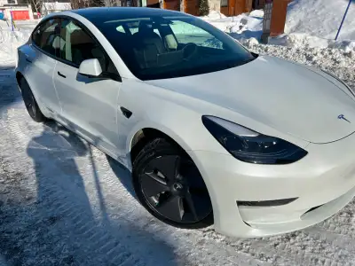 -Tesla Model 3 traction arrière en excellente condition. -27 000 km -Garantie Tesla jusqu’au 6 mars...
