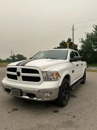 selling dodge ram 2017 v6 3.6 194000km clean out and inside no rust brand new tires new brakes / rot...