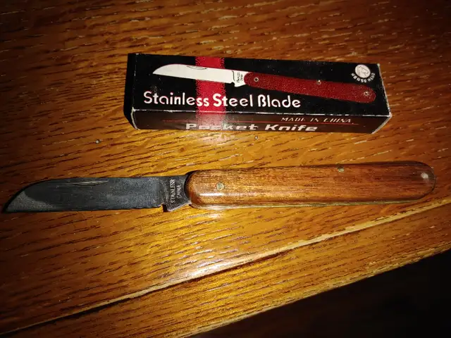 Old NOS JACKKNIFE Wood Handle w/ Box in Arts & Collectibles in Ottawa - Image 2