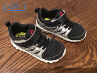 Reebok toddler running shoes size 7Like New.
