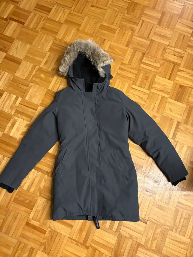 Canada Goose jacket women XS in Women's - Tops & Outerwear in City of Montréal - Image 2