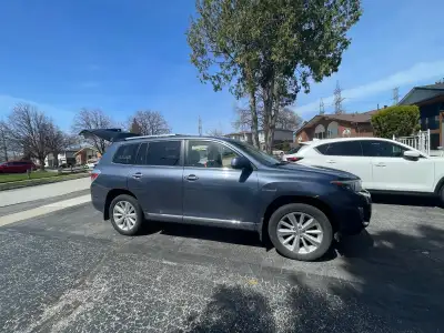 Selling my used 2012 Highlander, please contact if serious and willing to come see the car in person...