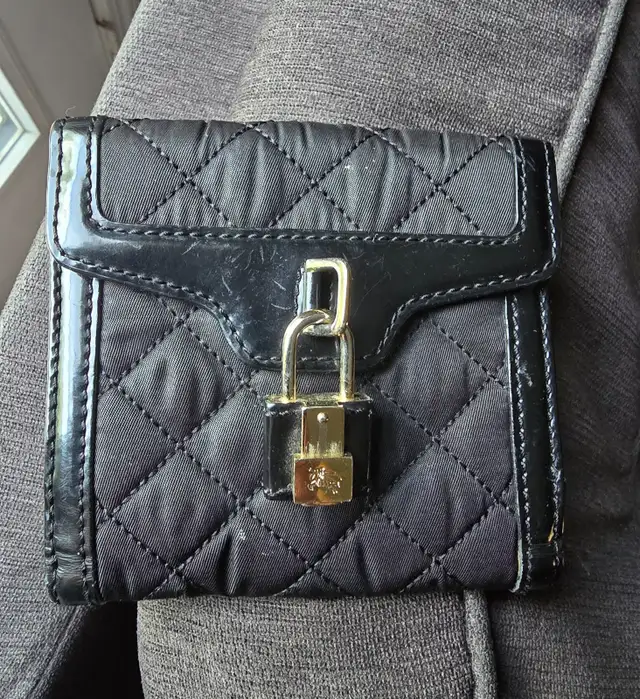 Burberry quilted wallet in Women's - Bags & Wallets in City of Toronto - Image 2
