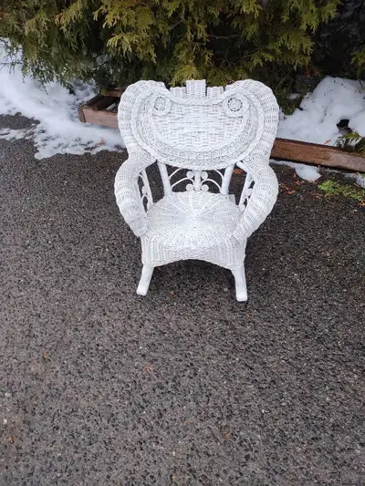 Beautiful antique wicker child's chair in pristine condition. It is 23 inches high, ,20 inches wide...