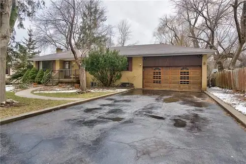 Walk out basement of the Detached house for rent In Mississauga’s best in West Mineola neighbourhood...