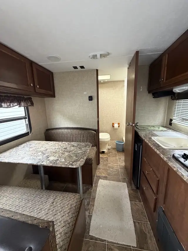 2015 Keystone Hideout 17ft in Travel Trailers & Campers in Cranbrook - Image 8