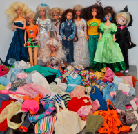 Immense lot de poupées style Barbie et vêtements