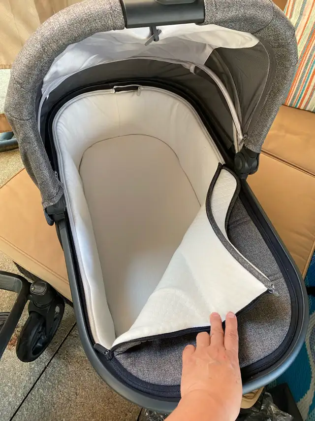 Uppababy Vista V2 stroller and bassinet ( car seat extra cash )  in Strollers, Carriers & Car Seats in Markham / York Region - Image 6