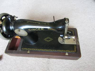 Vintage Singer Sewing Machine. Made in 1949. The sewing machine doesn't have lid, has never been tes...