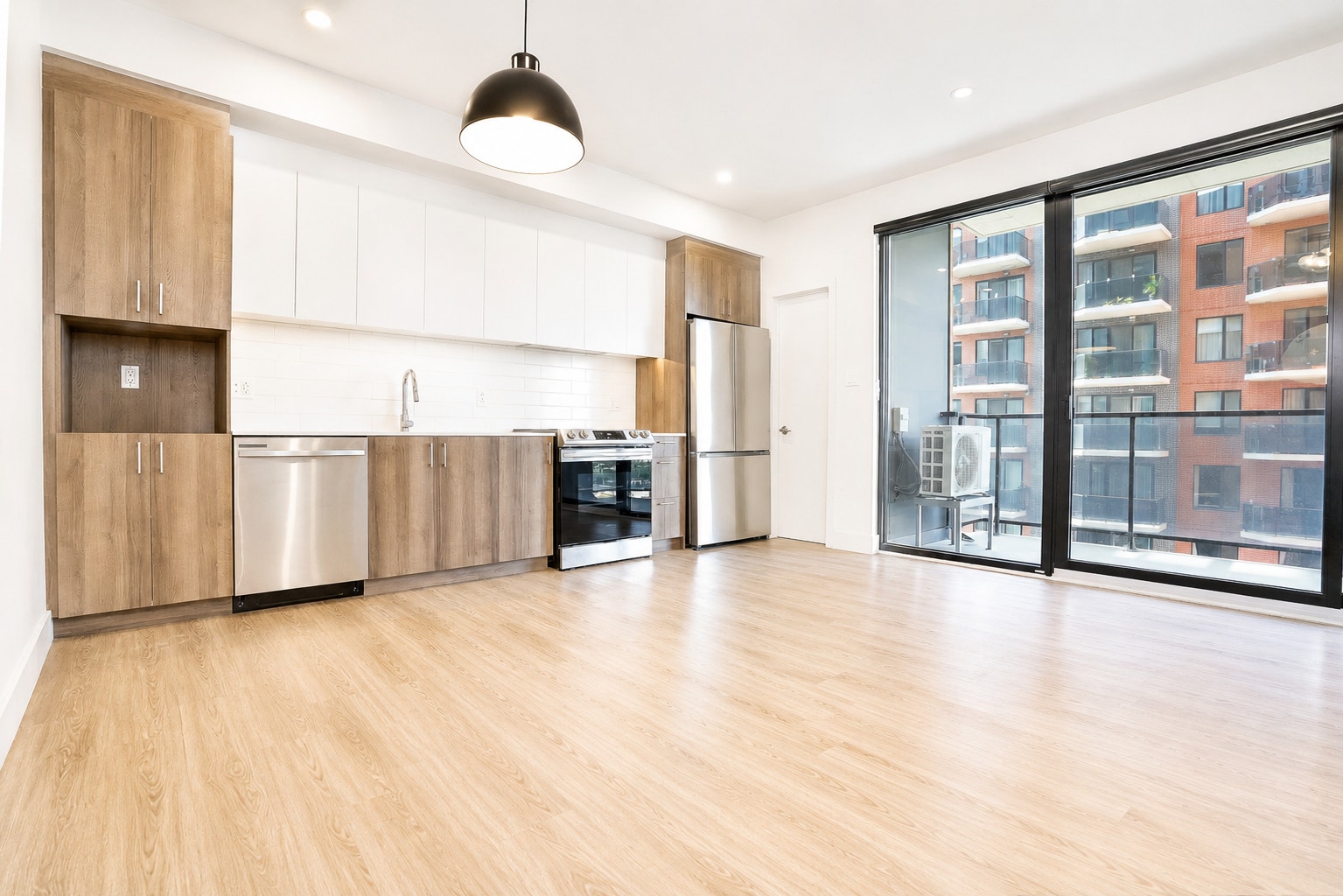 Spacious 2 Bed / 1 Bath Apartment in LaSalle for rent — photo 1