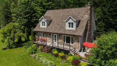 Bienvenue au 118 4e rang, St-Alphonse-Rodriguez, J0K 1W0. Cette maison canadienne unique située dans...