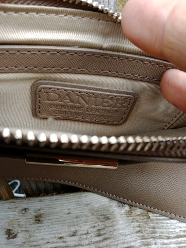 Wo!en's Danier Leather Clutch Purse, Genuine Leather, Stylish in Women's - Bags & Wallets in Oshawa / Durham Region - Image 3