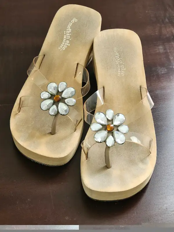 gold sequin slip on sandals / shoes size 8 in Women's - Shoes in Kitchener / Waterloo - Image 11