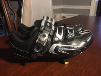 BRAND NEW MEC PEARL IZUMI CYCLING SHOES SIZE EURO 39 WITH CLEATS