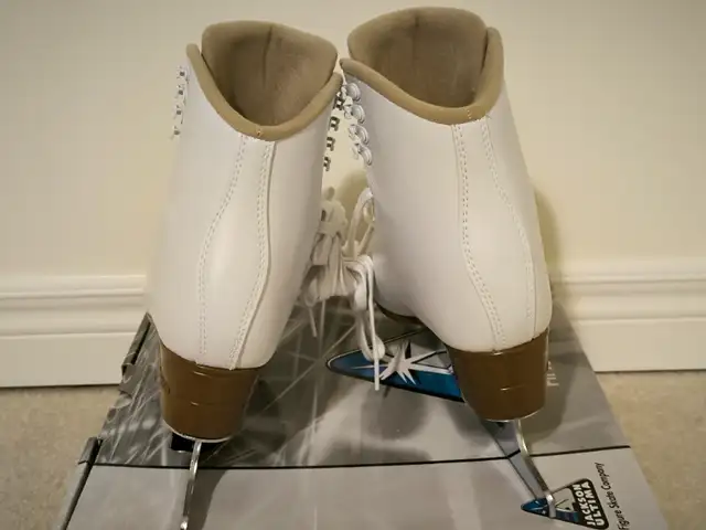 Jackson Mystique Figure skates 7.5 in Skates & Blades in Markham / York Region - Image 3