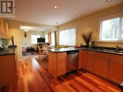 3-bed/2bath house (upper) with garage & large decks