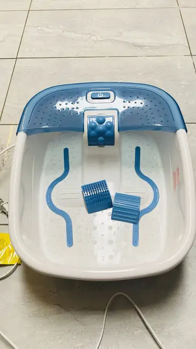 Relax and pamper your feet with the HoMedics Foot Spa, designed to soothe and rejuvenate after a lon...