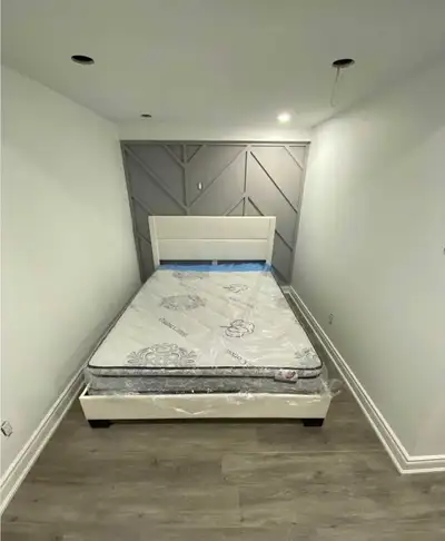 Lit queen avec matelas , View more