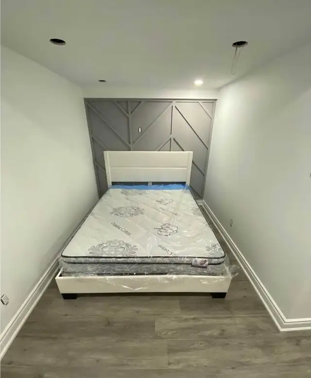 Lit queen avec matelas  in Beds & Mattresses in City of Montréal - Image 2