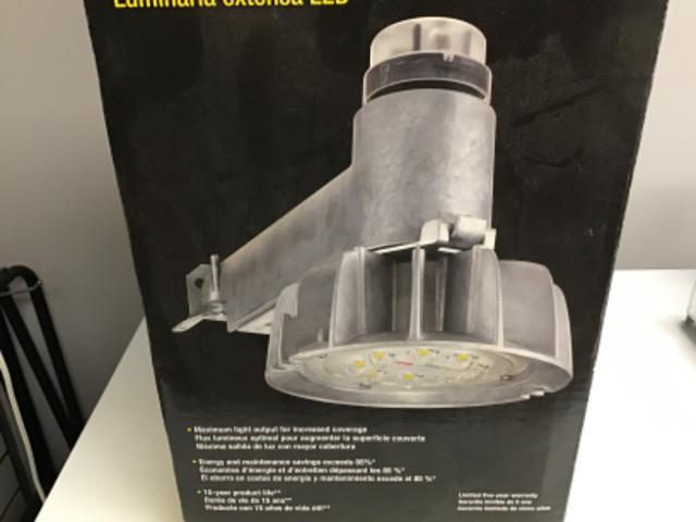 New Dusk to Dawn outdoor barn light fixture LED with photocell . in Outdoor Lighting in Gatineau - Image 2