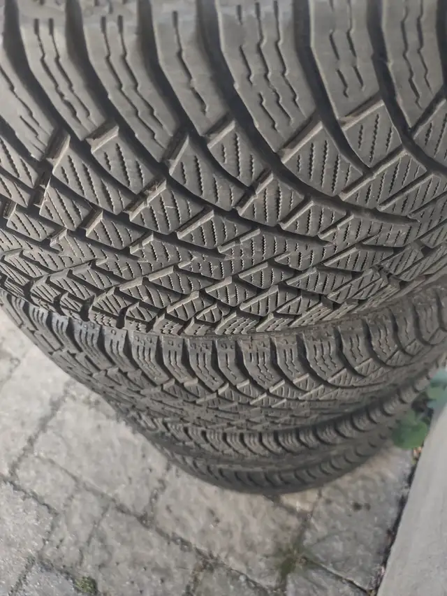 4 pneus hiver Nokian Hakkapeliitta 225-40R19 comme neufs in Other in Laval / North Shore - Image 2