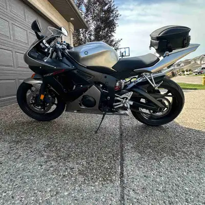 2003 Yamaha R6. One owner. 24000km. Always kept in garage. New tires. Have about 1000km on them. Bra...