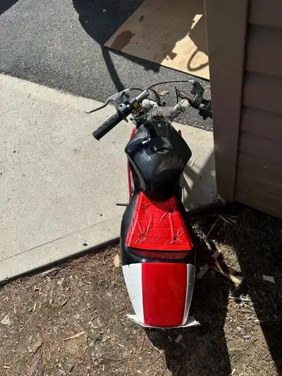 Bonjour je vend mon pocket bike moteur neuf la seule chose a fair ses la krinque il manque des visse...