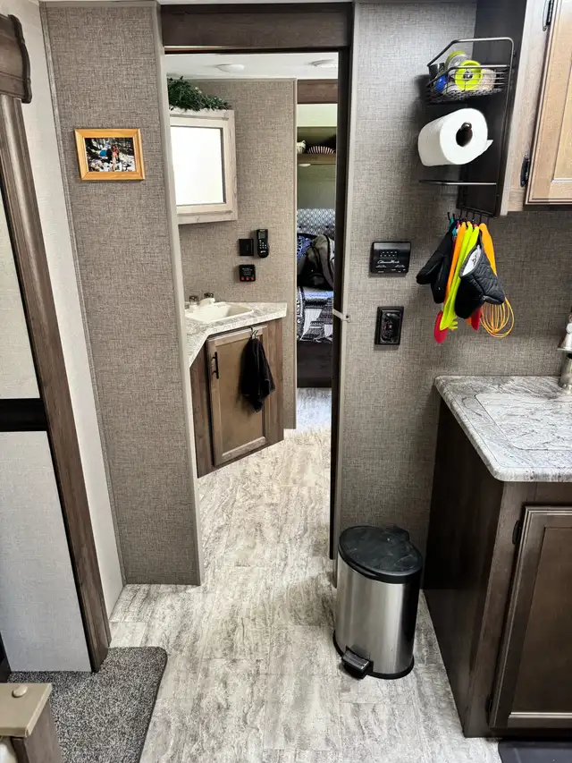 Rv Travel Trailer  in British Columbia in Canada - Image 9