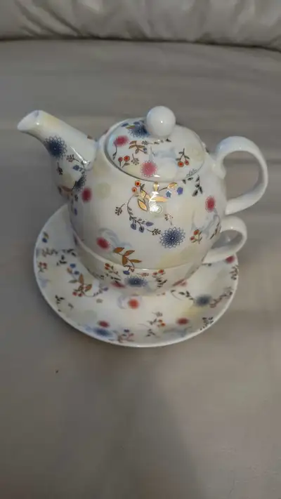 This is a charming Teaopia tea set, perfect for a single person to enjoy a spot of tea. Never been u...