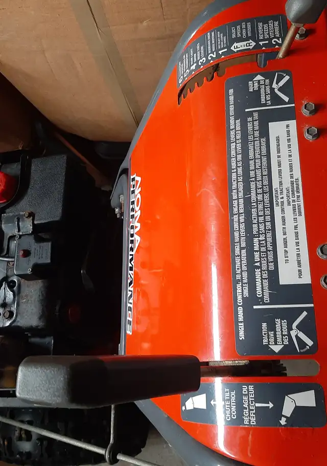 29" Snowblower with electric start in Snowblowers in Oakville / Halton Region - Image 4