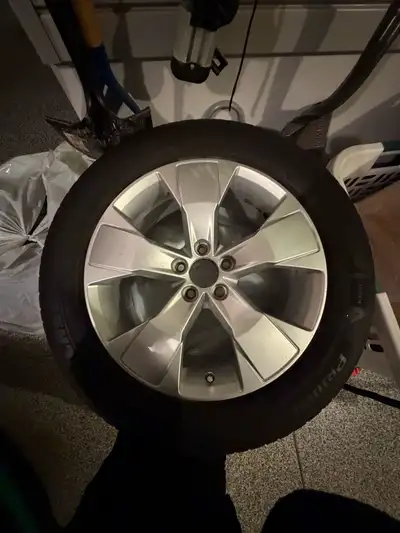 High-quality used Michelin Primacy MXM4 tire is size 235/55R18. Silver alloy wheel has five-spoke de...