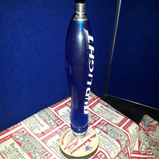 BUD LIGHT CLEAR BLUE TAP HANDLE ITEM BT34 UNIQUE in Arts & Collectibles in Calgary - Image 4