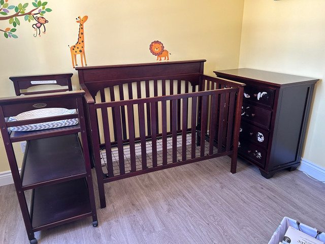 Graco crib set  in Cribs in Gatineau - Image 2