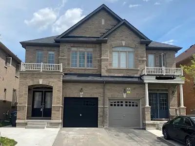 Large Bedroom available(upstairs) for rent in a Big & Clean 4BR/3WR Semi detached house in Queen/Jam...