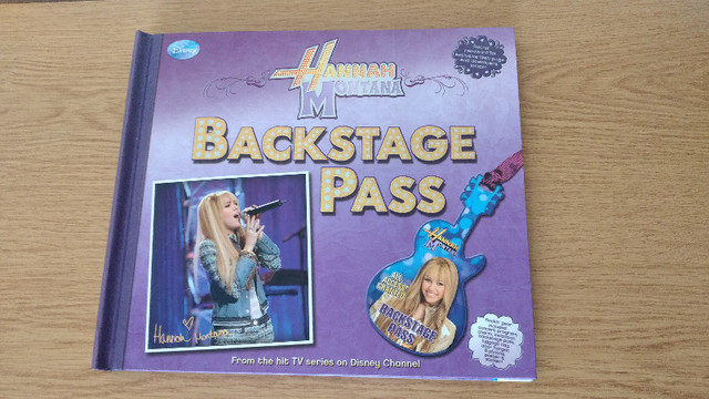 Hannah Montana Backstage Pass hardcover book - New dans Livres jeunesse et ados  à Ville de Toronto