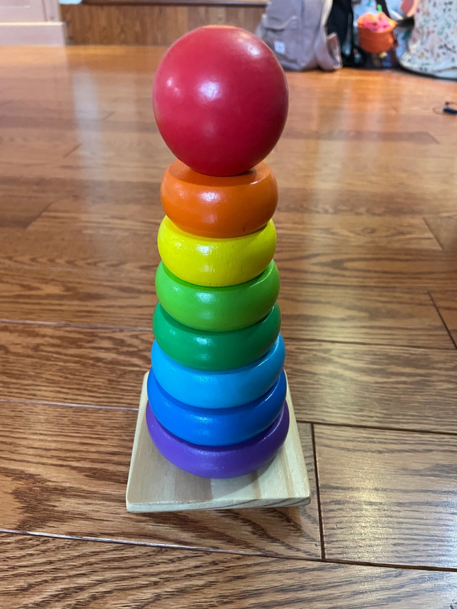 Melissa & Doug Rainbow Stacker Wooden Ring in Toys in Gatineau