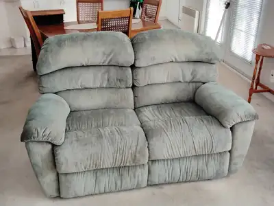 Causeuses x 2 inclinables a 25$ chacune