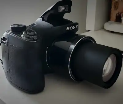Sony H200 Super zoom Camera 20MP, Full HD video.