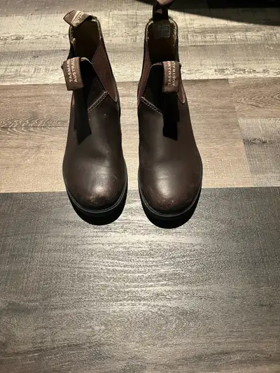 Blundstones in good condition, size 5.5 (8.5)