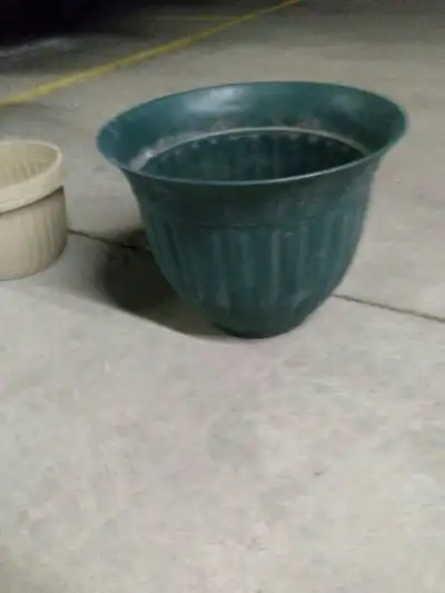 Large pot planter for 6$. dimensions:14"dia x 10 hauteur, View more