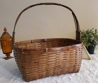 Large Oval weaved wicker Basket with curved Handle