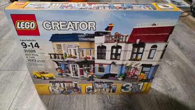 Get creative with this BNIB Lego Creator Bike Shop & Café 31026 set, featuring 1023 pieces that allo...