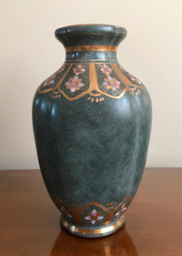 Haut vase vintage Marbella Toyo de Macao en porcelaine et émail